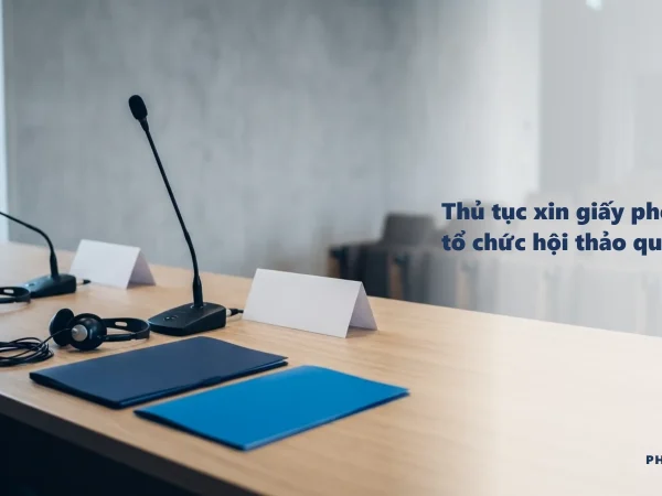 Bàn hội nghị có micro và tai nghe phiên dịch, minh họa thủ tục xin giấy phép tổ chức hội thảo quốc tế