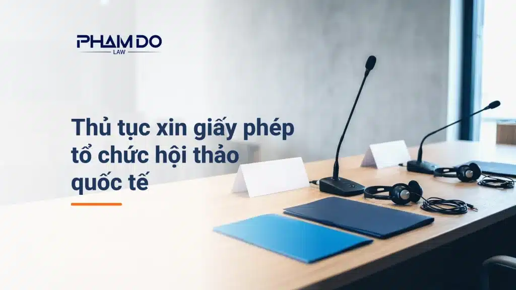 Bàn hội nghị có micro và tai nghe phiên dịch, minh họa thủ tục xin giấy phép tổ chức hội thảo quốc tế