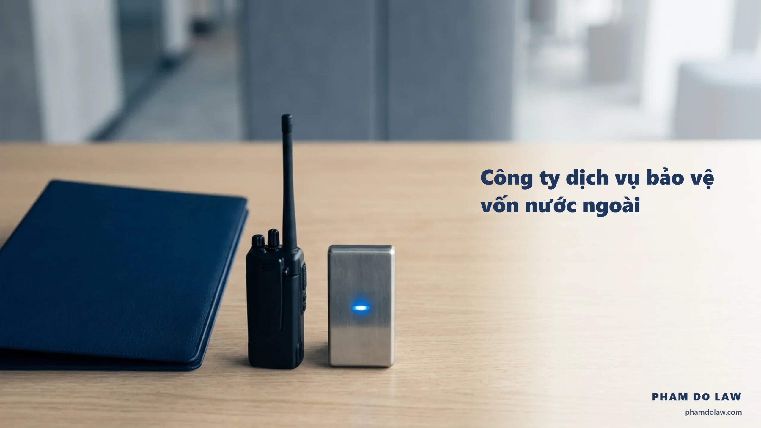 Công ty dịch vụ bảo vệ vốn nước ngoài: bìa hồ sơ navy, bộ đàm và đầu đọc thẻ kiểm soát ra vào trên bàn làm việc