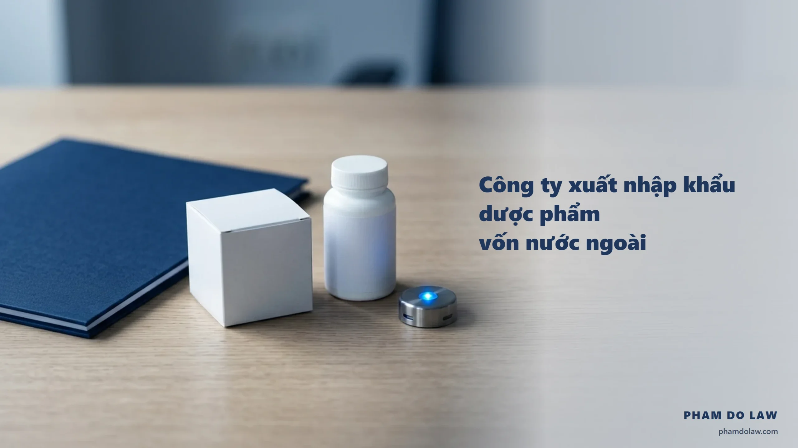 Thành lập công ty xuất nhập khẩu dược phẩm vốn nước ngoài: bìa hồ sơ navy, hộp thuốc trắng và thiết bị ghi nhiệt độ trên bàn