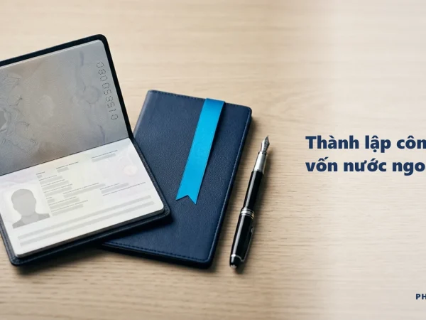 Thành lập công ty vốn nước ngoài: hộ chiếu nhà đầu tư và bìa hồ sơ navy trên bàn làm việc