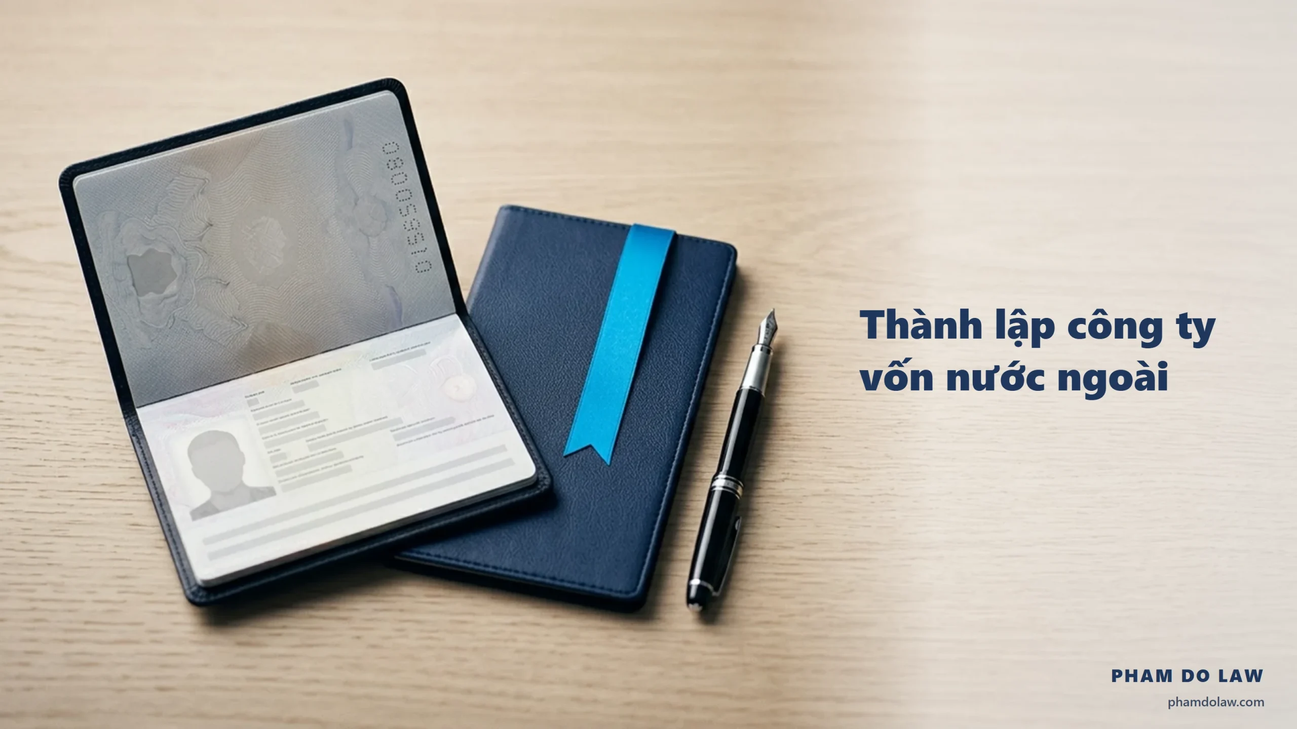 Thành lập công ty vốn nước ngoài: hộ chiếu nhà đầu tư và bìa hồ sơ navy trên bàn làm việc