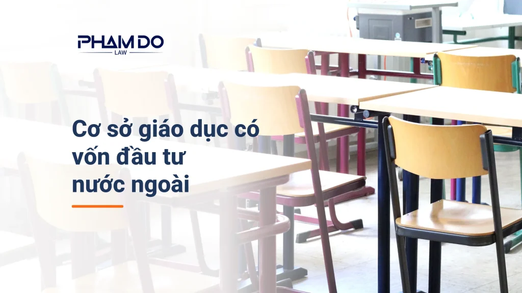Phòng học trống với bàn ghế gỗ, ảnh đại diện bài cơ sở giáo dục có vốn đầu tư nước ngoài