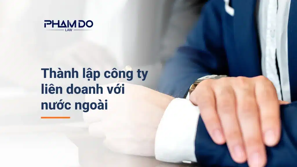 Hai người ký và xem hồ sơ trên bàn họp, minh họa thỏa thuận thành lập công ty liên doanh với nước ngoài
