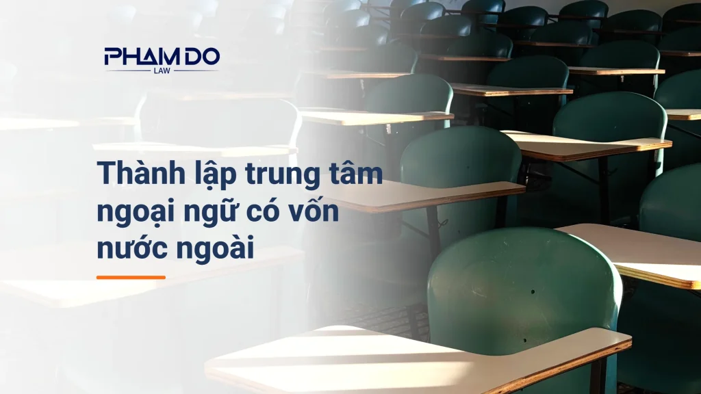 Phòng học trống với dãy bàn ghế dưới nắng, minh họa thành lập trung tâm ngoại ngữ có vốn nước ngoài